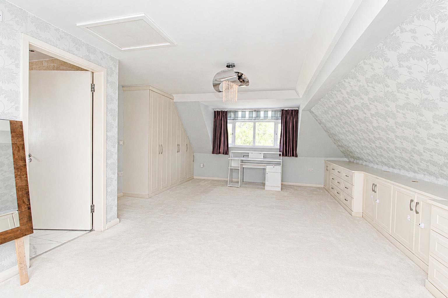 Roundwood Way, Banstead
